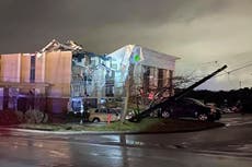 Personas siguen atrapadas en sus hogares después del mortal tornado en Alabama