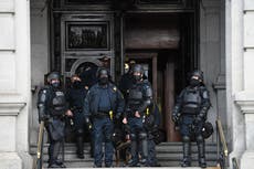 Detienen a hombre de 71 años fuertemente armado afuera del Capitolio