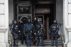 Jefa de policía del Capitolio se disculpa por no detener el ataque