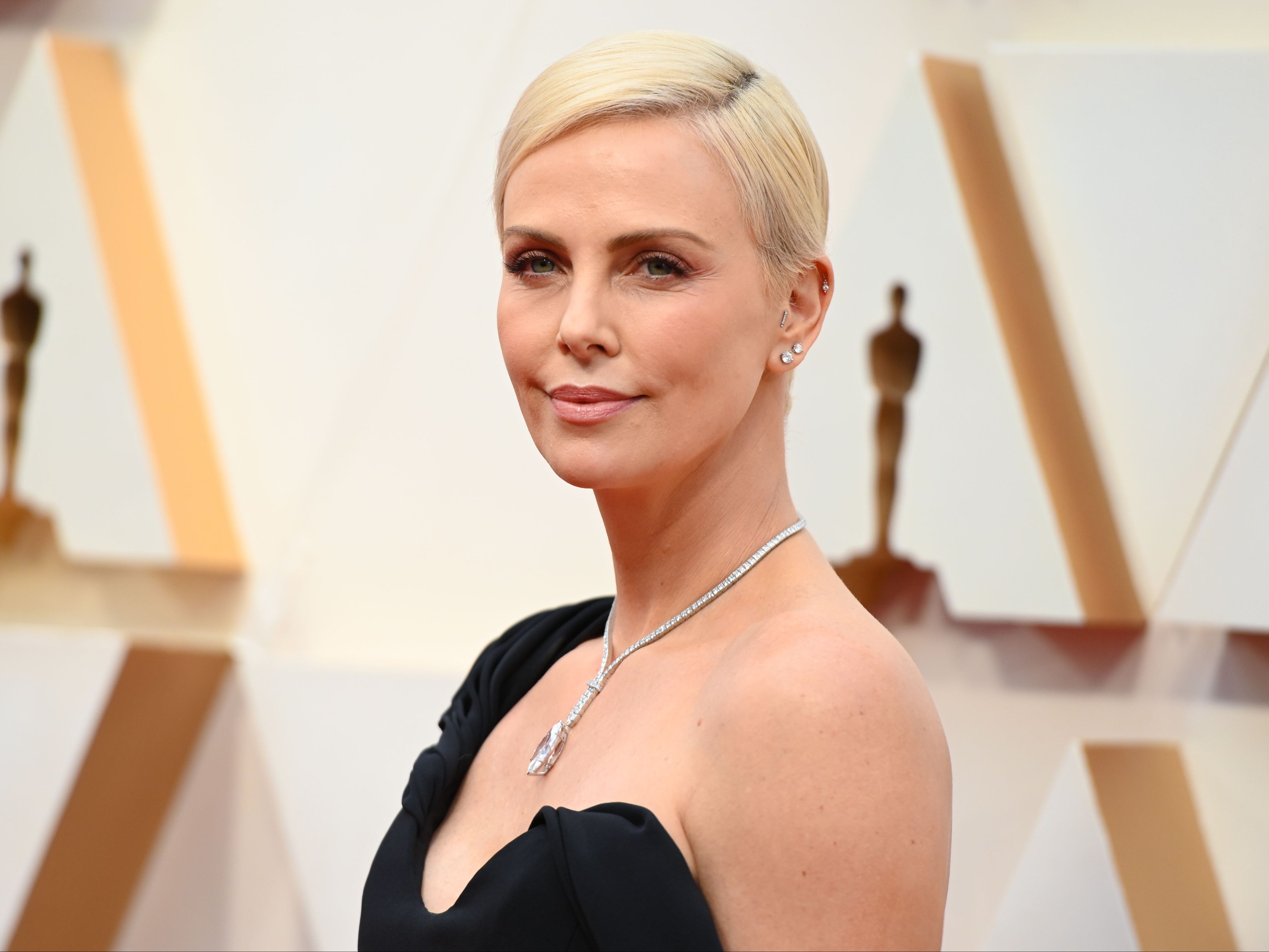 Charlize Theron y Eva Longoria piden a Joe Biden pagar más a las madres durante la pandemia del COVID 