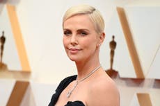 Charlize Theron y Eva Longoria piden a Joe Biden pagar más a las madres durante la pandemia del COVID
