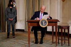 Juez de Texas bloquea la congelación de deportación de Biden