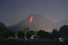 Volcán indonesio arroja río de lava en una nueva erupción