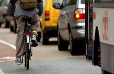 España: planean prohibir a conductores adelantar ciclistas sin frenar