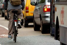 España: planean prohibir a conductores adelantar ciclistas sin frenar