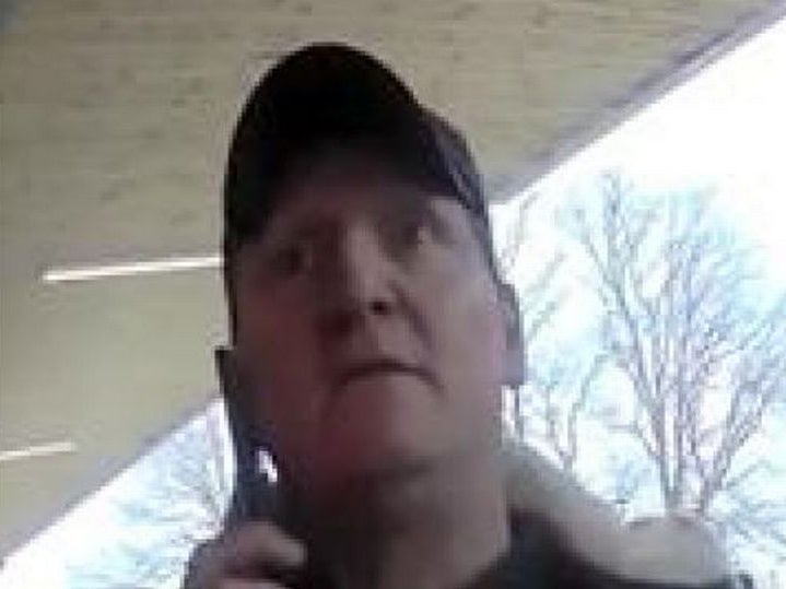 Policía busca a un hombre por agredir al personal médico en un área para pacientes con coronavirus en Surrey 