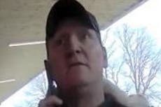 Policía busca a un hombre por agredir al personal médico en un área para pacientes con coronavirus en Surrey