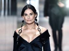 Demi Moore sorprende en pasarela de Fendi dentro de la Semana de la Moda de París