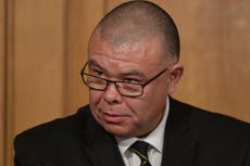 Poco probable que variante sudafricana de COVID se convierta en dominante en el Reino Unido, dice el subdirector médico