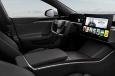 Elon Musk incluye The Witcher y Cyberpunk 2077 en el nuevo Model S de Tesla