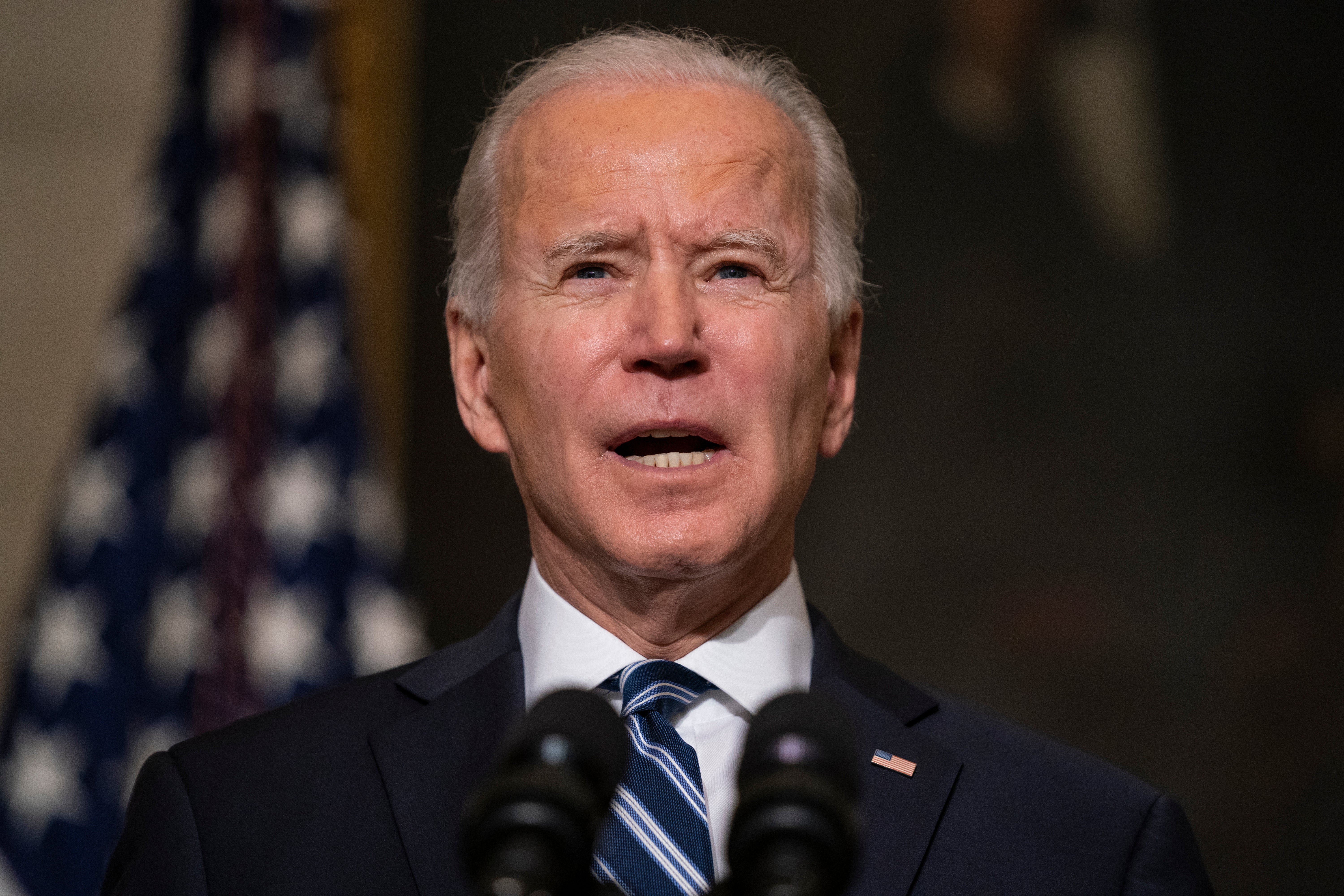 Biden comienza a tomar medidas para ampliar el seguro médico en EE.UU.