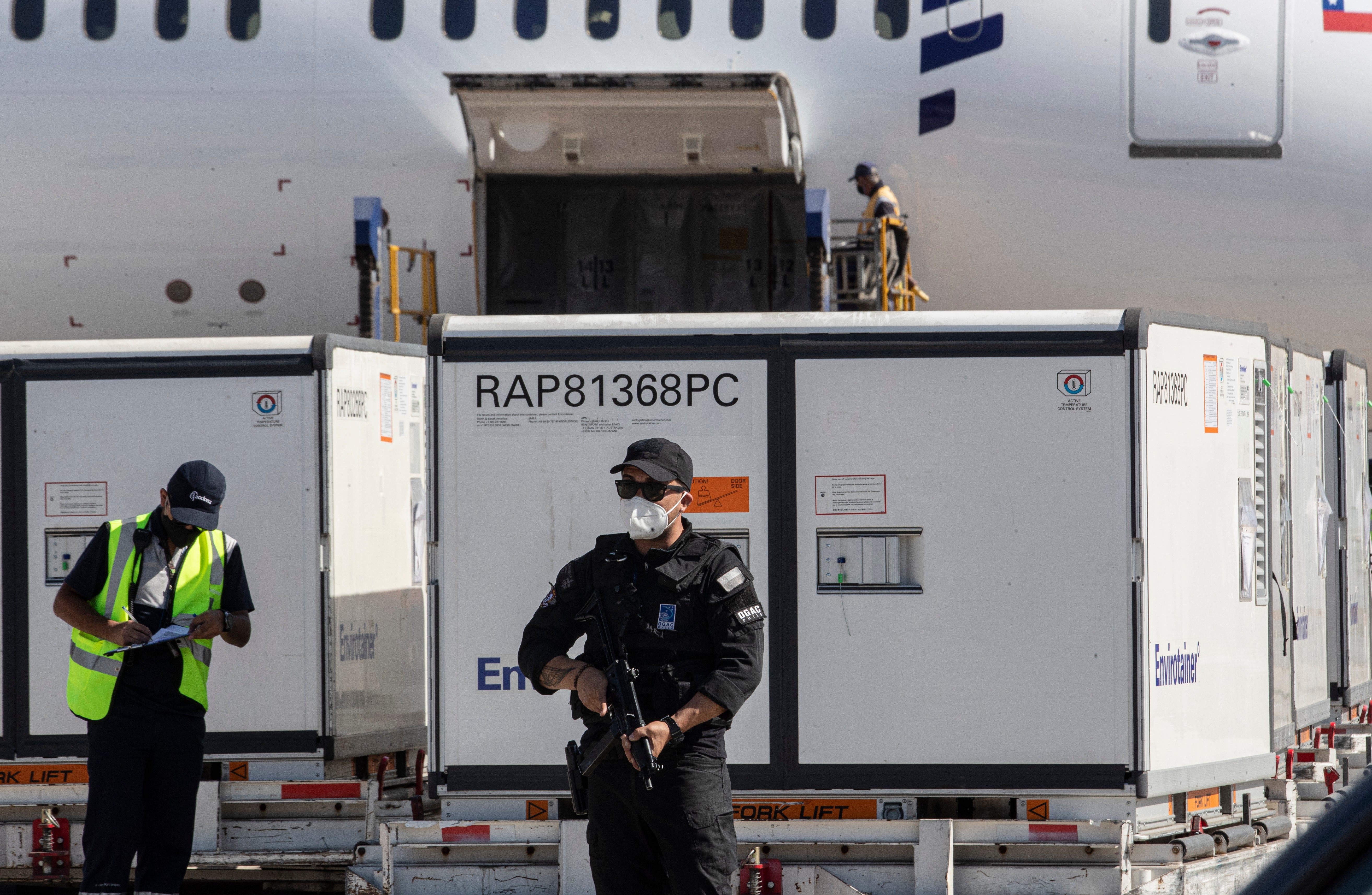 COVID: Llegan a Chile casi dos millones de dosis de vacuna china