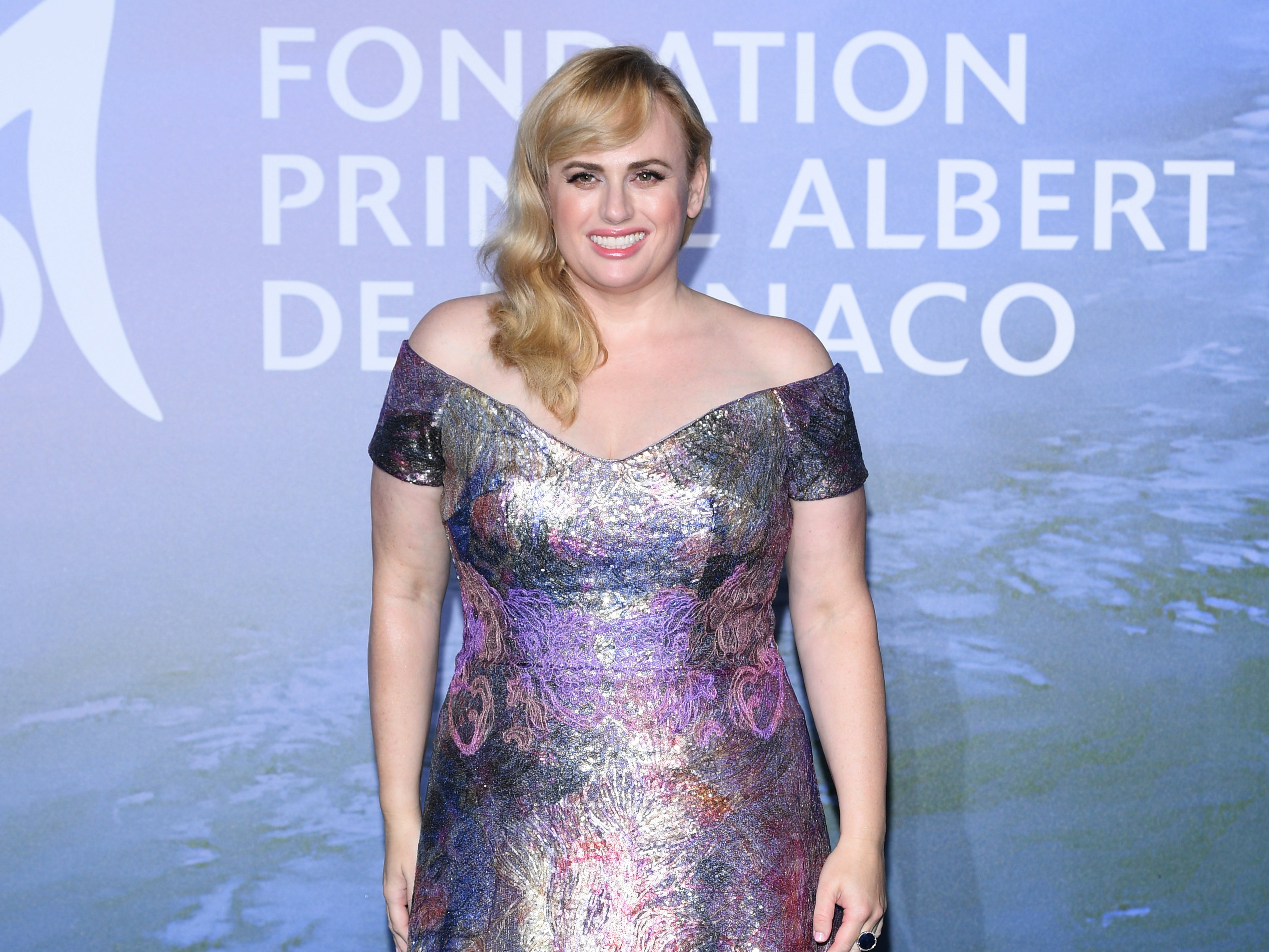 Rebel Wilson dice que la gente la trata de manera diferente después de perder peso