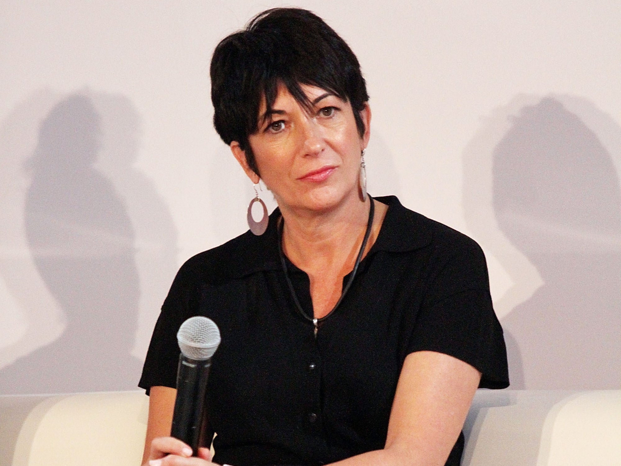 Ghislaine Maxwell está detenida en condiciones “brutales”, afirma su hermano