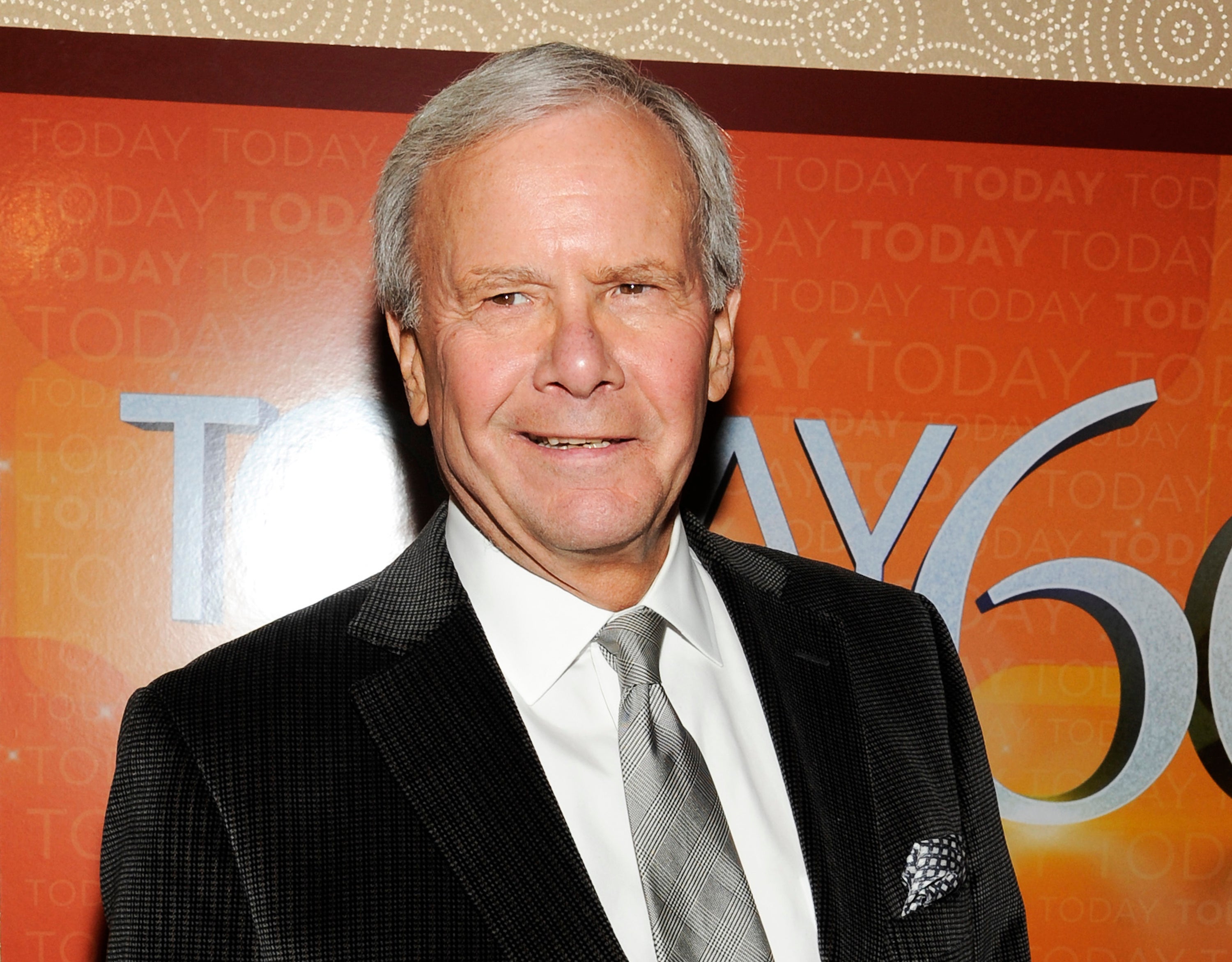 Tom Brokaw de NBC deja un mensaje a periodistas antes de retirarse: “Salgan de la ciudad, vayan al interior”