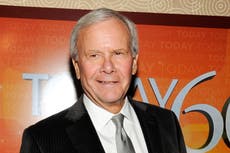 Tom Brokaw de NBC deja un mensaje a periodistas antes de retirarse: “Salgan de la ciudad, vayan al interior”