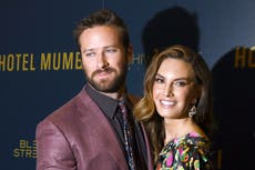 Elizabeth Chambers interviene de manera “sutil” sobre escándalo sexual de su exesposo Armie Hammer