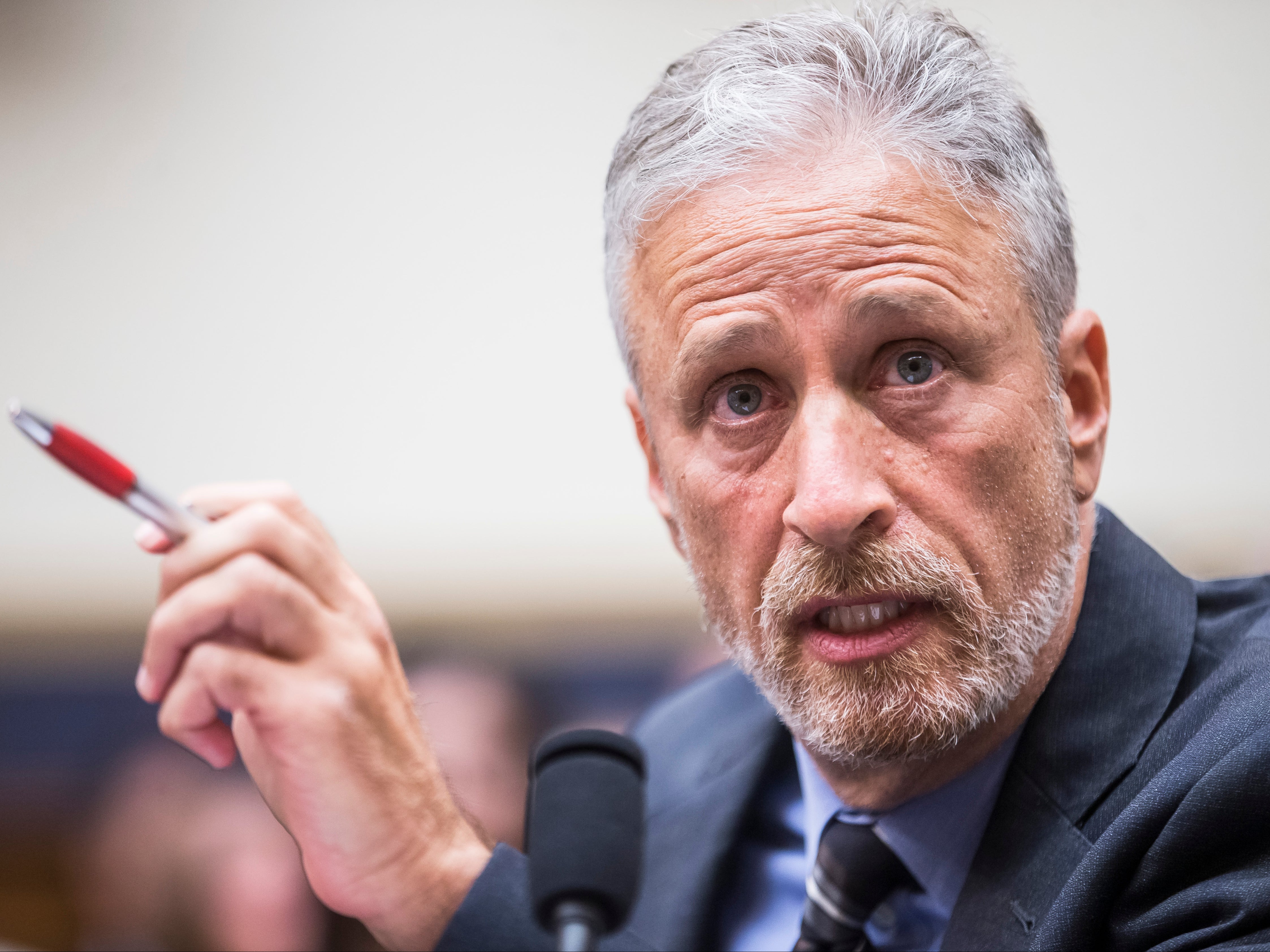 Jon Stewart defiende a los inversionistas de GameStop en Twitter