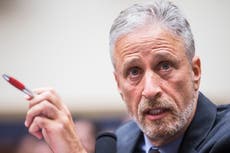 Jon Stewart defiende a los inversionistas de GameStop en Twitter