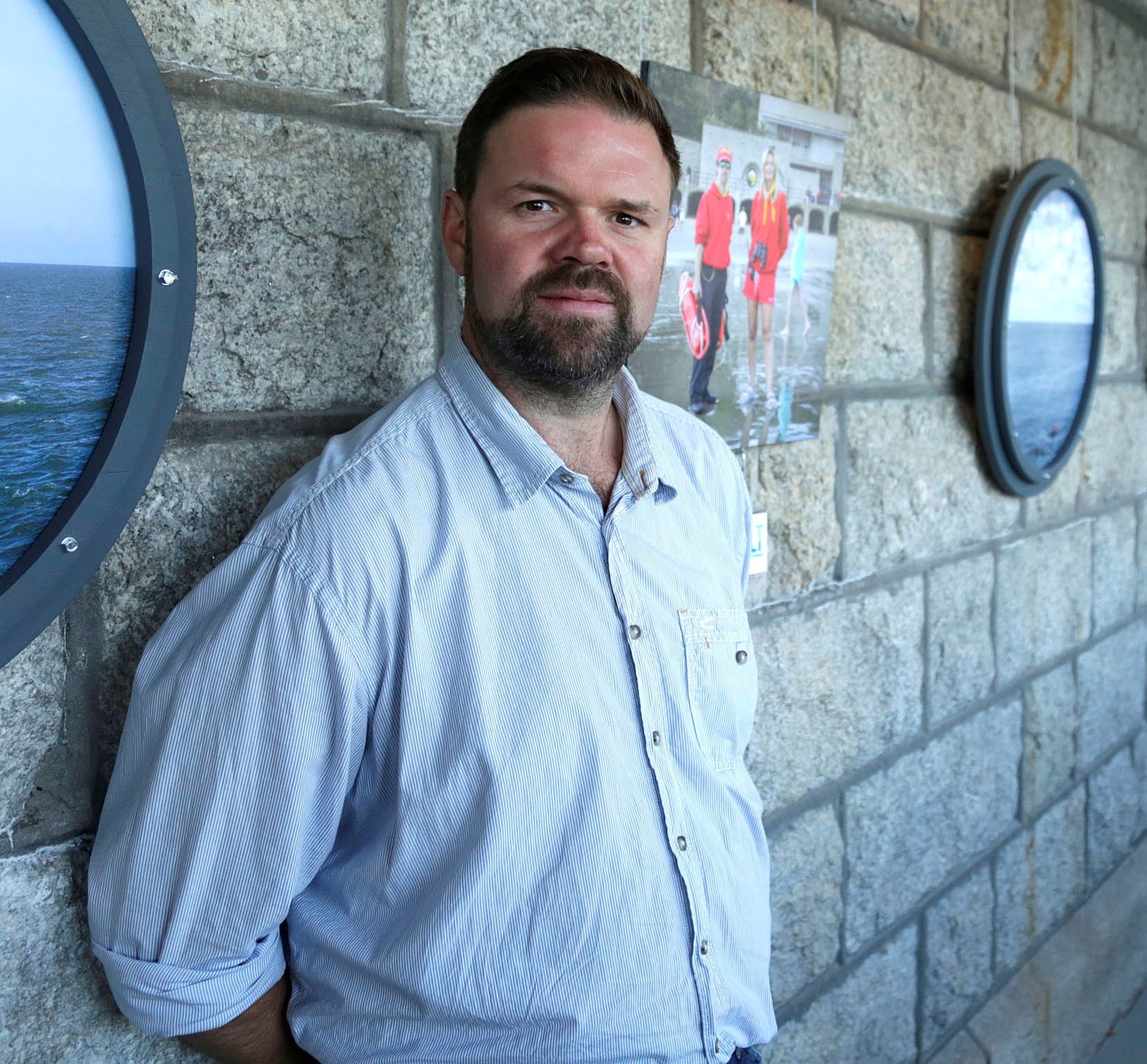 Retiran cargos a periodista arrestado después de tomar fotos de una protesta en controvertido campo militar