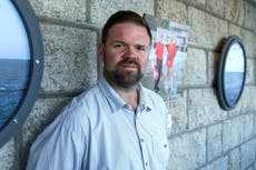 Retiran cargos a periodista arrestado después de tomar fotos de una protesta en controvertido campo militar