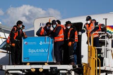 Personal de salud recibe primeras vacunas rusas en Bolivia