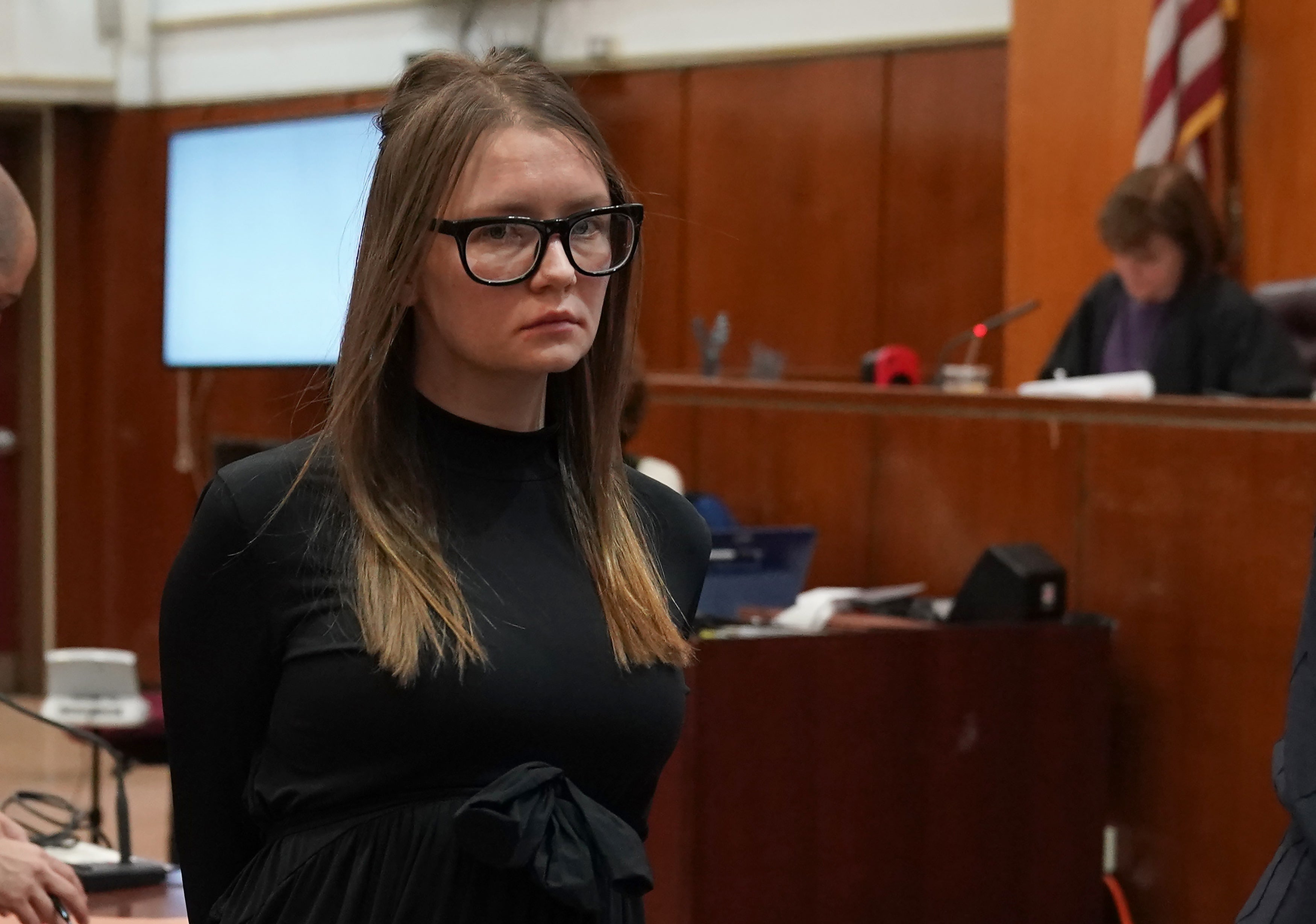 Retiran del tribunal a la falsa heredera alemana Anna Sorokin tras ser sentenciada en la Corte Suprema de Manhattan el 9 de mayo de 2019. Esto tras su arresto por cargos de hurto mayor y robo de servicios