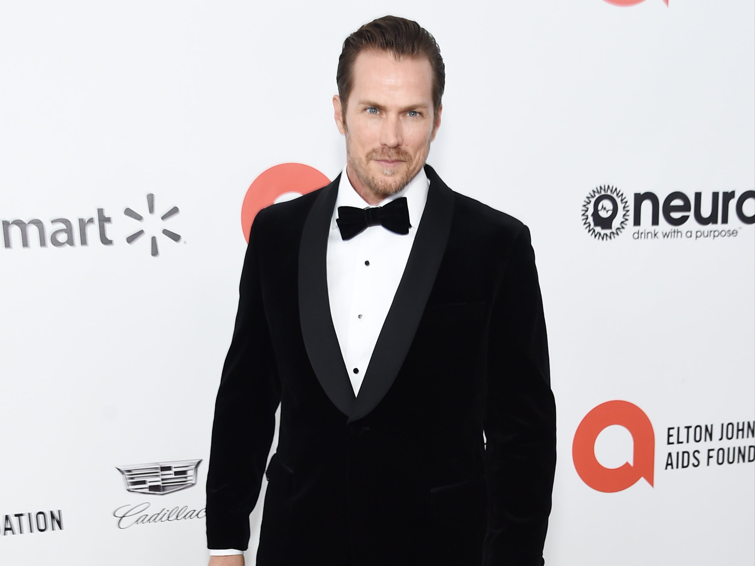 El actor Jason Lewis se disculpa por dispararle a gatos callejeros con granos de arroz