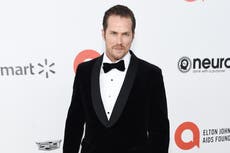 El actor Jason Lewis se disculpa por dispararle a gatos callejeros con granos de arroz