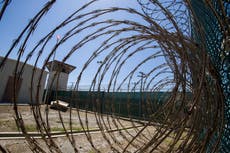 Pentágono detiene plan “absurdo” para dar vacunas contra el COVID-19 a prisioneros de Guantánamo