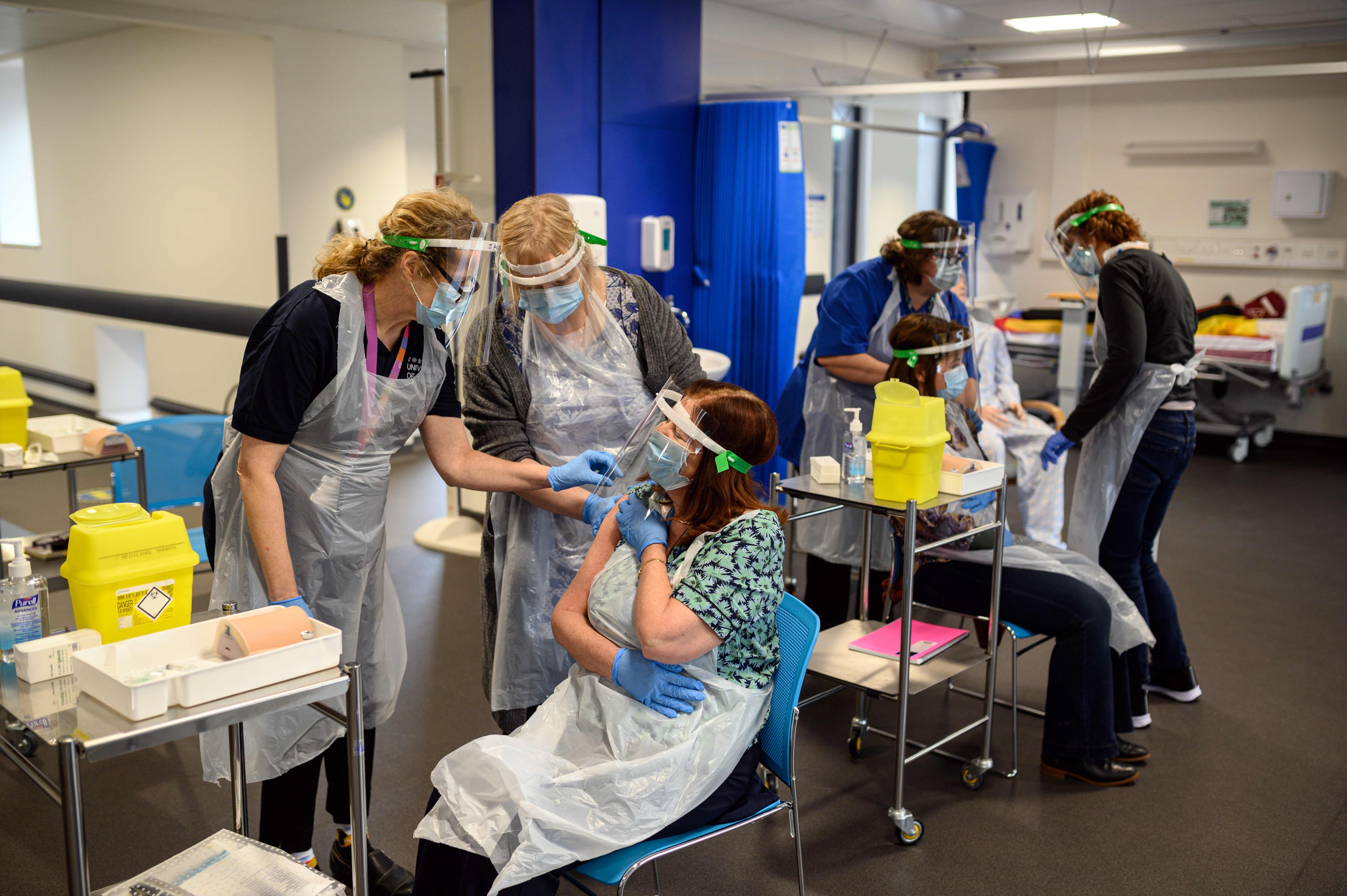 Las reglas de distanciamiento social “podrían permanecer hasta 2022”