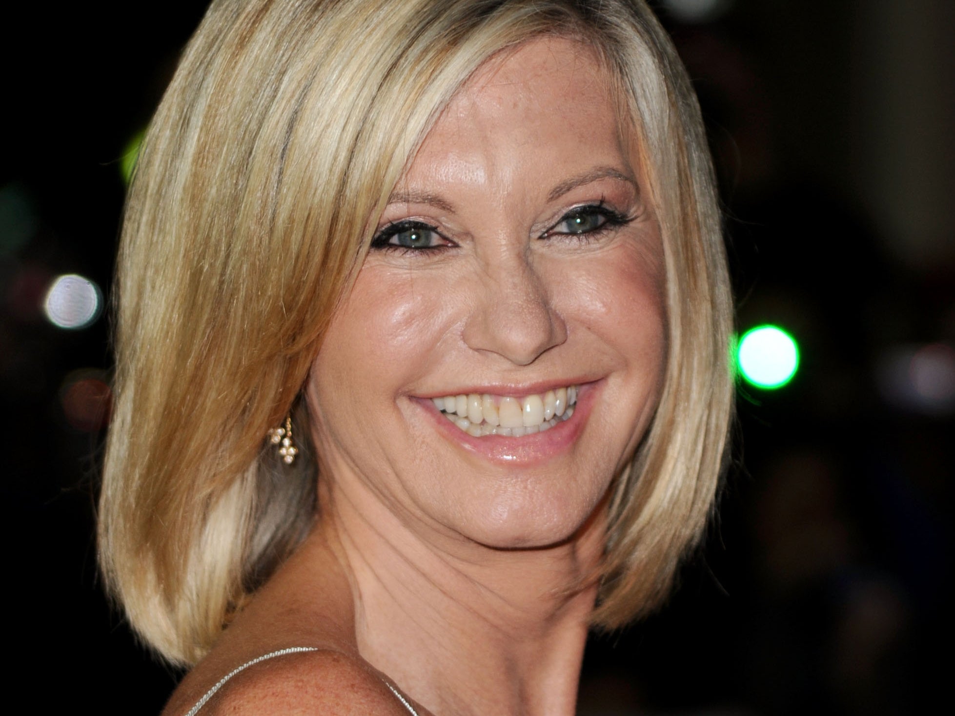 Olivia Newton-John dice en entrevista que no recibirá la vacuna contra el coronavirus 