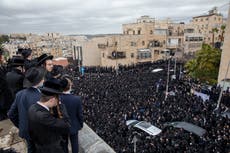 Israel: Ultraortodoxos en funeral, violan normas por virus