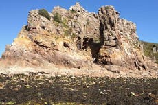 Revelan secretos neandertales escondidos en una cueva de las Islas del Canal