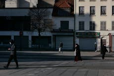 Inmigrantes parisinos: Difícil acceso a vacuna contra COVID