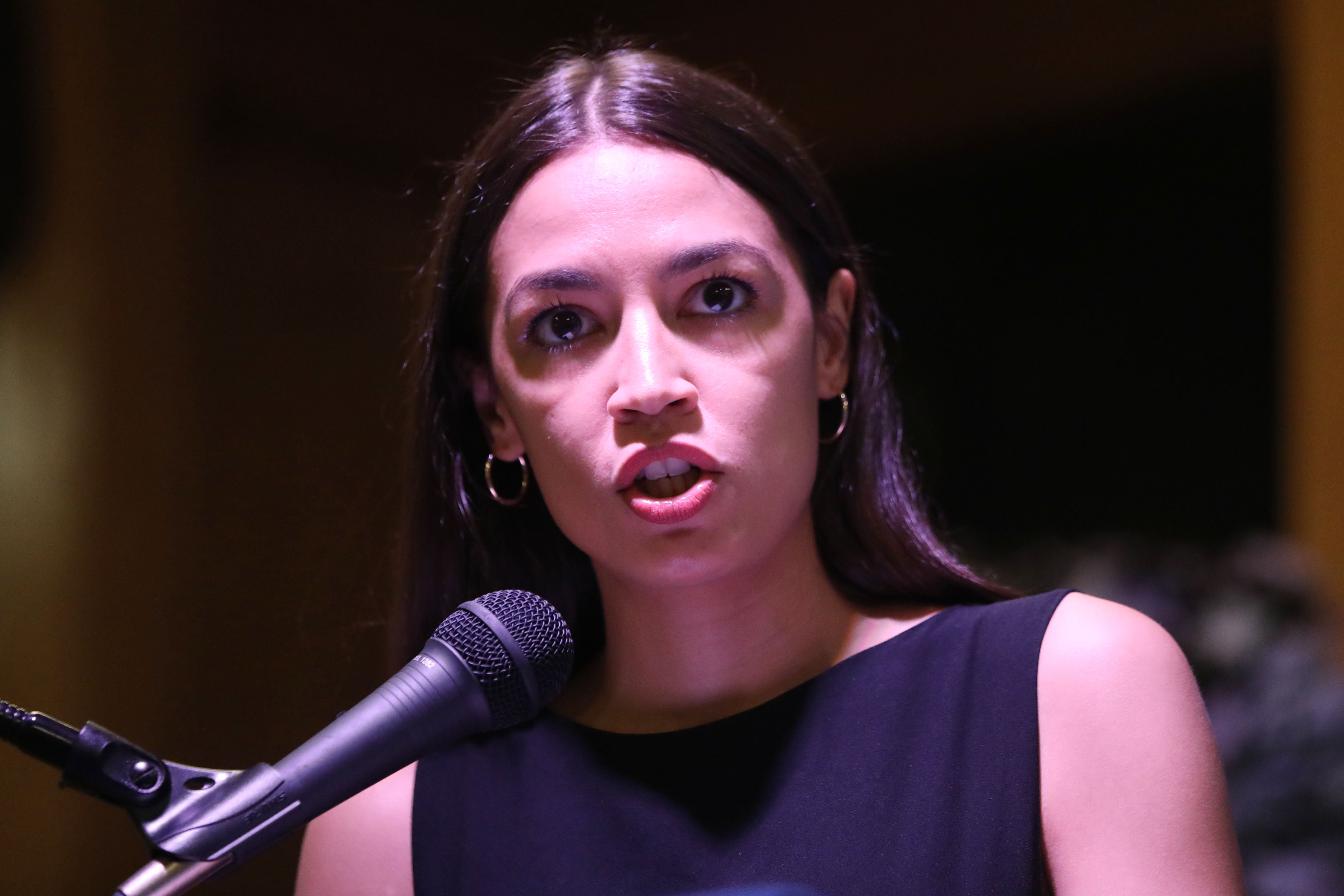 AOC recibe gran apoyo tras revelar que fue víctima de una agresión sexual y recordar el ataque al Capitolio