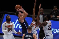 Booker da triunfo a Suns sobre Mavericks con un triple