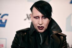 El departamento de Marilyn Manson estaba “decorado con sangre, esvásticas y fotos pornográficas”, dice informe