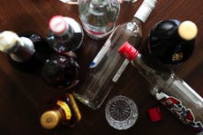 Muertes relacionadas con el alcohol en Reino Unido alcanzaron un récord durante la pandemia, según nuevas estadísticas