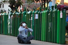 Familiares de enfermos en Perú sufren para conseguir oxígeno
