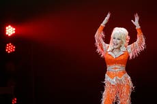Dolly Parton protagoniza comercial del Super Bowl de "5 a 9"