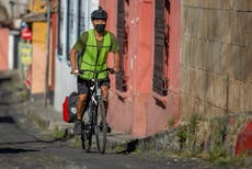 Con su bicicleta ayuda a alimentar niños pobres en Guatemala