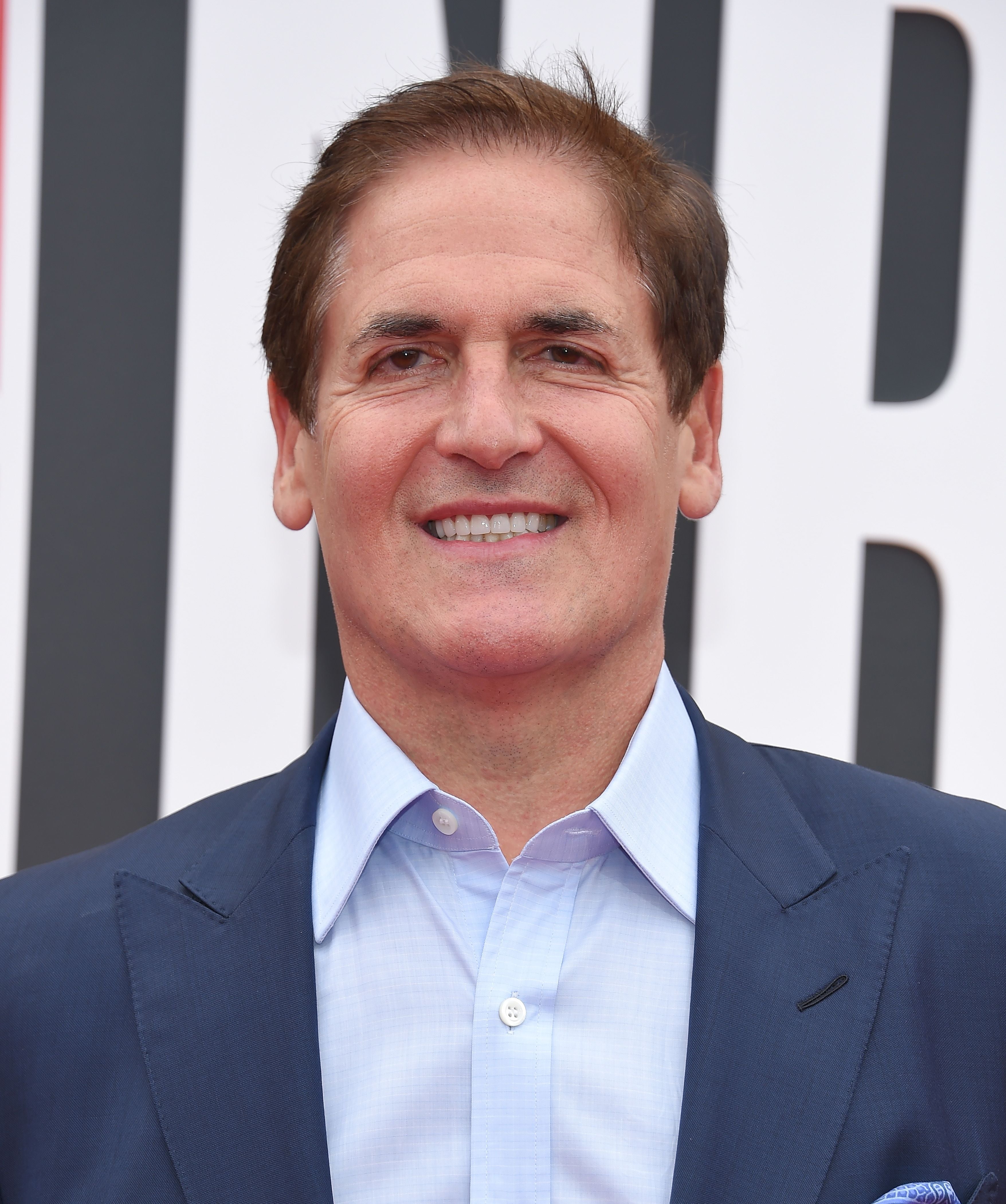 Acciones de GameStop caen por debajo de los 100 dólares, pero Mark Cuban pide a los inversionistas “esperar” 