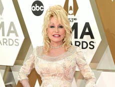 Dolly Parton reescribe letra de “9 to 5” para anuncio del Super Bowl