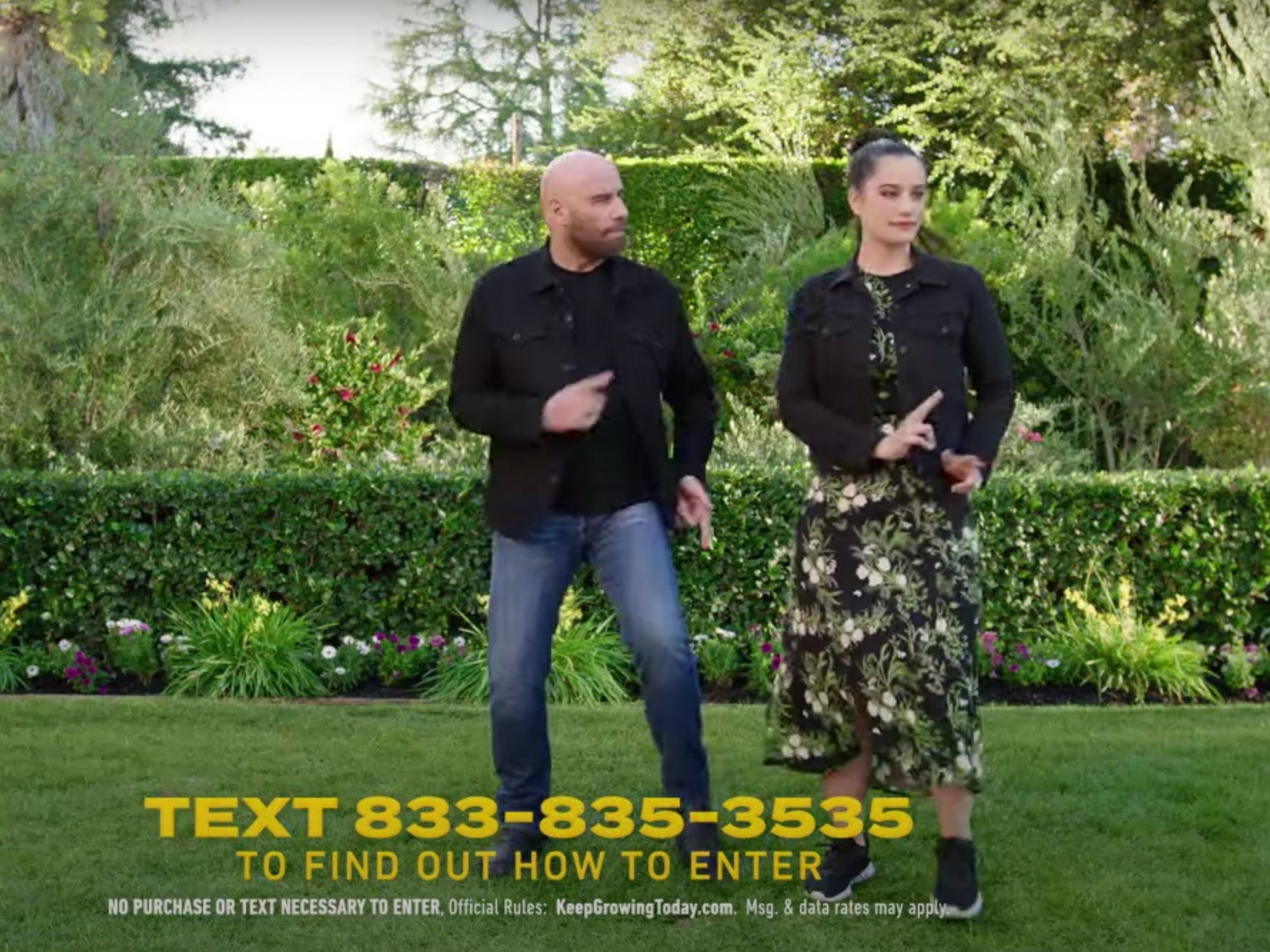 John Travolta y su hija bailan “Grease” en comercial del Super Bowl