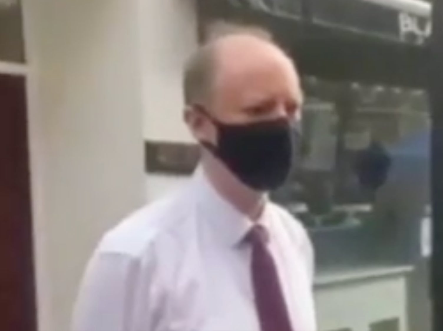 COVID: Critican al hombre que insultó en la calle a Chris Whitty