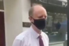Critican a hombre que insultó en la calle al director médico y principal asesor sobre la pandemia del COVID-19 de Reino Unido