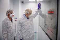 Boris Johnson visita planta de vacunas con advertencia por COVID