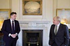 El gobierno nombra al Dr. Alex de Love Island como embajador de salud mental juvenil