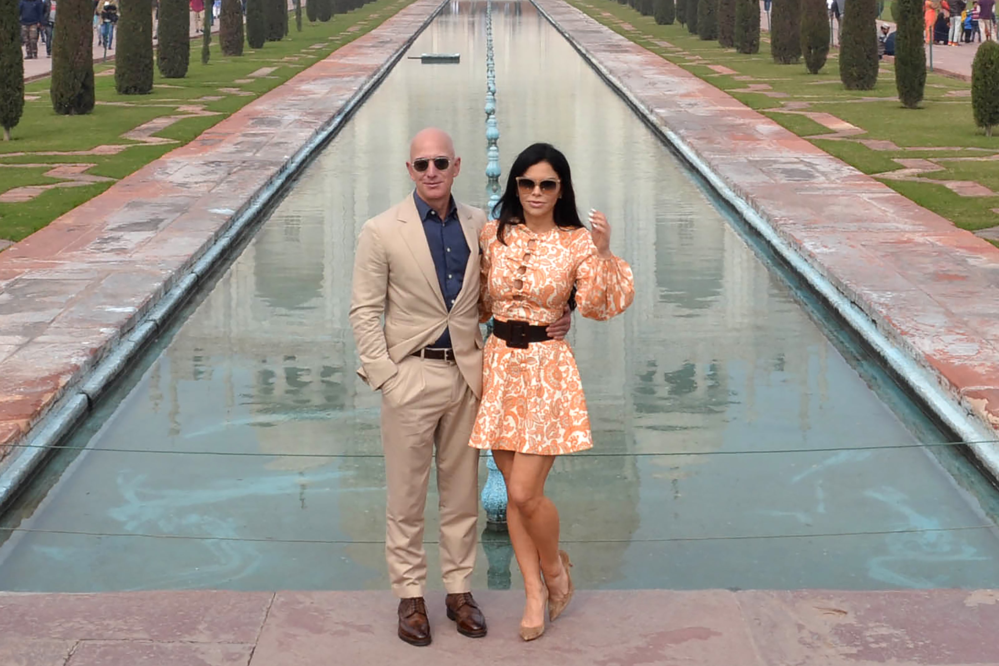 Jeff Bezos es fotografiado con su novia Lauren Sánchez
